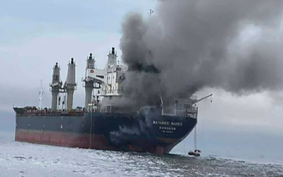 Iran tuyên bố đóng eo biển Hormuz, xua 3 tàu nước ngoài ra khỏi đây